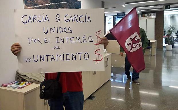 Varias personas son desalojadas del pleno de Villaquilambre por pancartas y gritos contra Lázaro García y el alcalde Manuel García