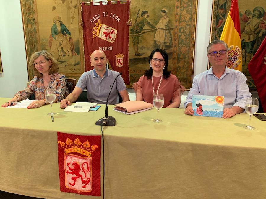 Teresa Mata presenta 'Hijos del Puente Azul' en la Casa de León en Madrid