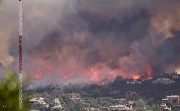 Un incendio forestal obliga a desalojar dos urbanizaciones de Toledo