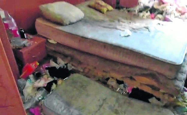 Retiran 4.200 kilos de basura del piso de Palencia en el que murió un hombre con síndrome de Diógenes