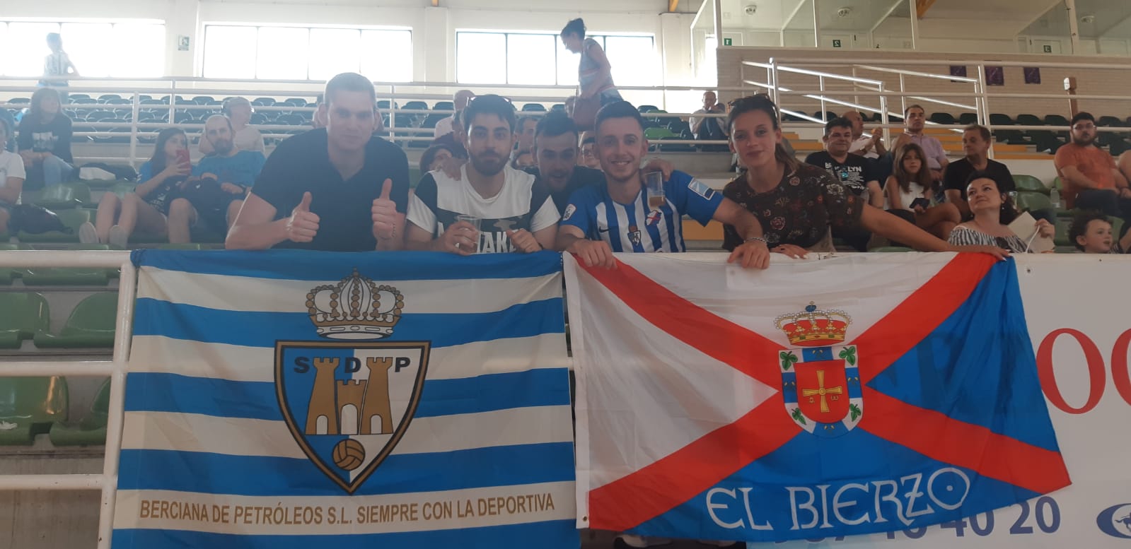 Ponferrada levanta los brazos para celebrar el ascenso