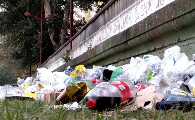 Los restos del botellón de San Pedro alcanzan los once metros cúbicos en el río y los parques de la capital