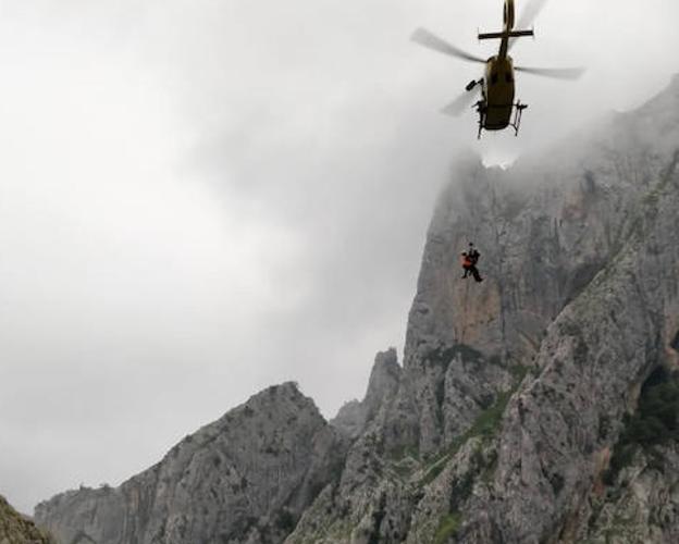 Herido un senderista al que le cayó una piedra en la ruta del Cares