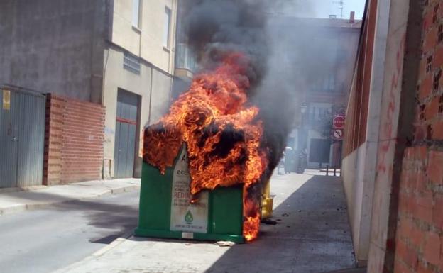 Arde un contenedor en Valencia de Don Juan en el segundo fuego de este tipo en los últimos días