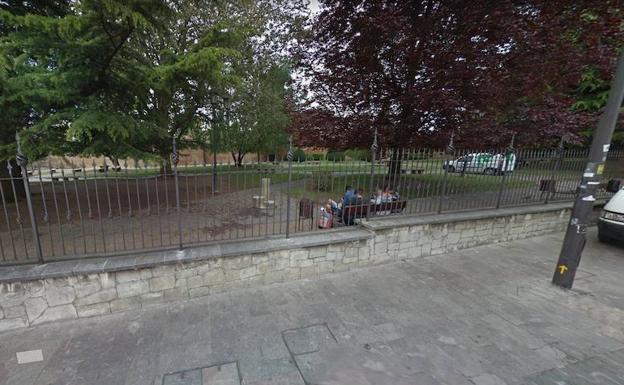 Identifican a tres jóvenes por molestar en el Jardín del Cid y al mayor le encuentran popper y mdma