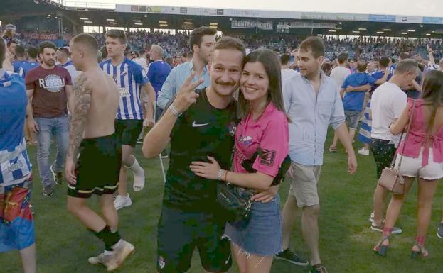 Pide la mano de su novia en plena celebración del ascenso de la Ponferradina