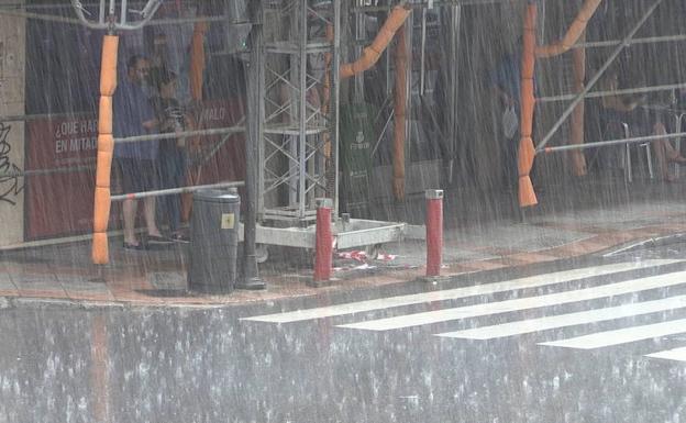 Un tremendo aguacero sorprende a los vecinos de León y deja varios litros de agua en escasos minutos