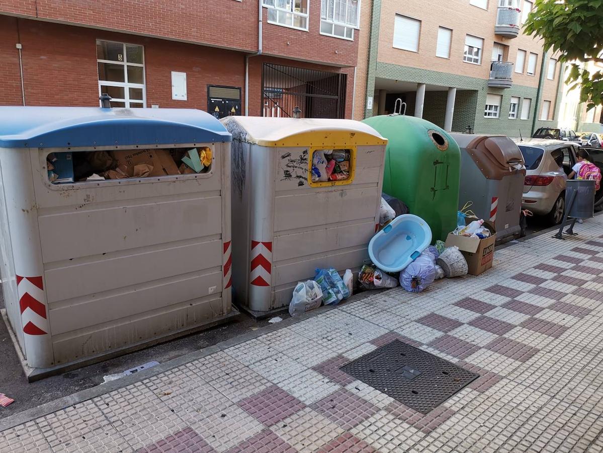La basura se acumula en Villaquilambre