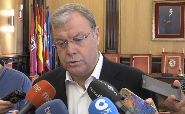 Silván pide a Diez que continúe los proyectos «encauzados» como la integración ferroviaria y el Parador de San Marcos