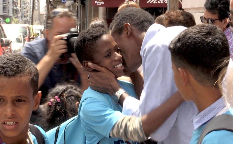 León recibe a besos a los hijos del desierto