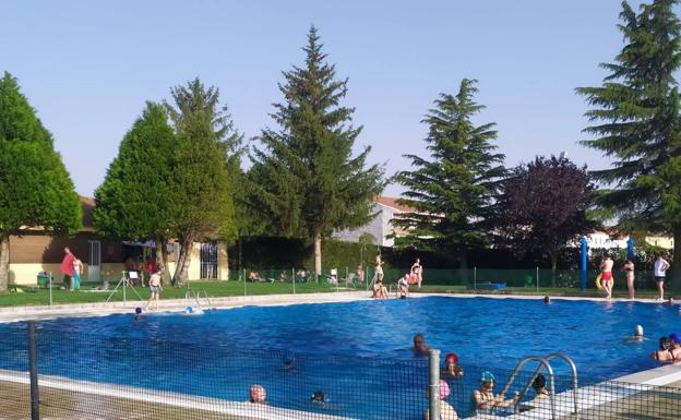 El primer chapuzón de la temporada en Laguna de Negrillos