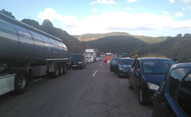 La colisión de dos vehículos provoca un corte de tráfico en la A-6 a la altura de Torre del Bierzo