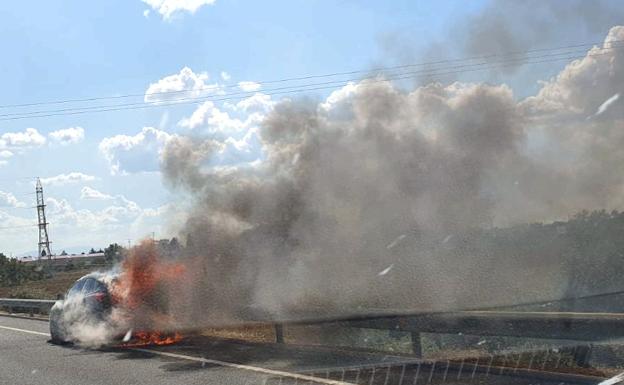 Arde un vehículo mientras circulaba en la AP-71