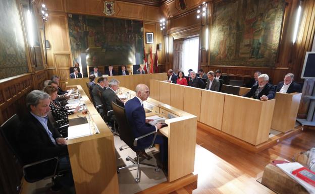 PSOE y PP entregan a la UPL por escrito un 'programa de inversiones en León' para pactar la Diputación