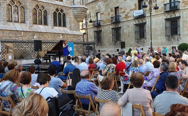 'Las Piedras Cantan' reúne ante Botines a un público entregado a la buena música