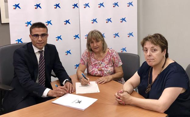 CaixaBank firma un convenio de colaboración con la Asociación de Familiares enfermos de Alzheimer de Astorga y comarca