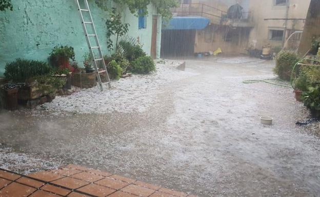 Una intensa granizada sorprende a los vecinos de Matadeón de los Oteros