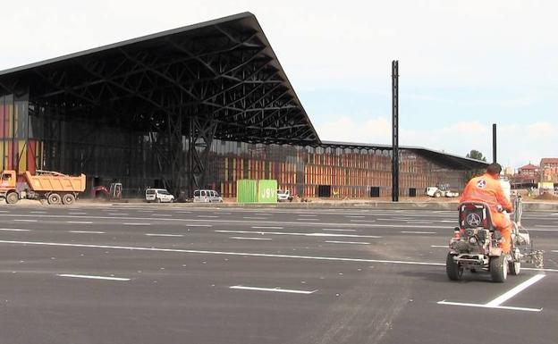 Convierte el parking del Palacio de Exposiciones en un circuito de rally mientras lo graban con un dron