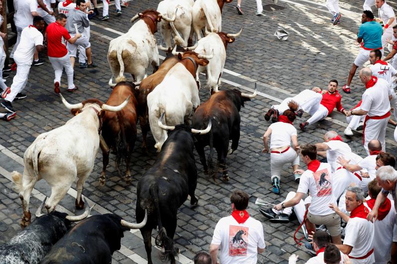 Segundo encierro de San Fermín muy veloz y limpio de los toros de Cebada Gago