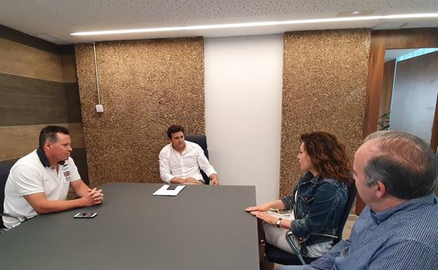 Reunión de la nueva junta directiva de la 'Casa Asturias' con el equipo de gobierno de Villaquilambre