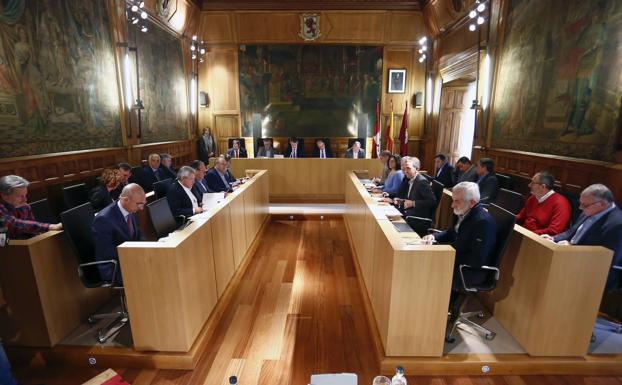 Ábalos y Mañueco ultiman su visita para firmar 'in situ' el pacto con la UPL para gobernar la Diputación de León