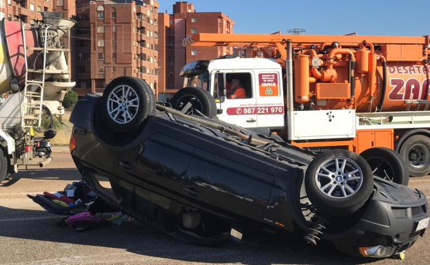 Dos vehículos colisionan y uno sufre un aparatoso vuelco en la rotonda de Carrefour