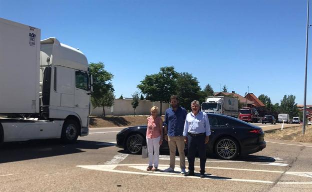 El alcalde de Valverde de la Virgen urge la necesidad de construir una rotonda que una la localidad con Montejos del Camino