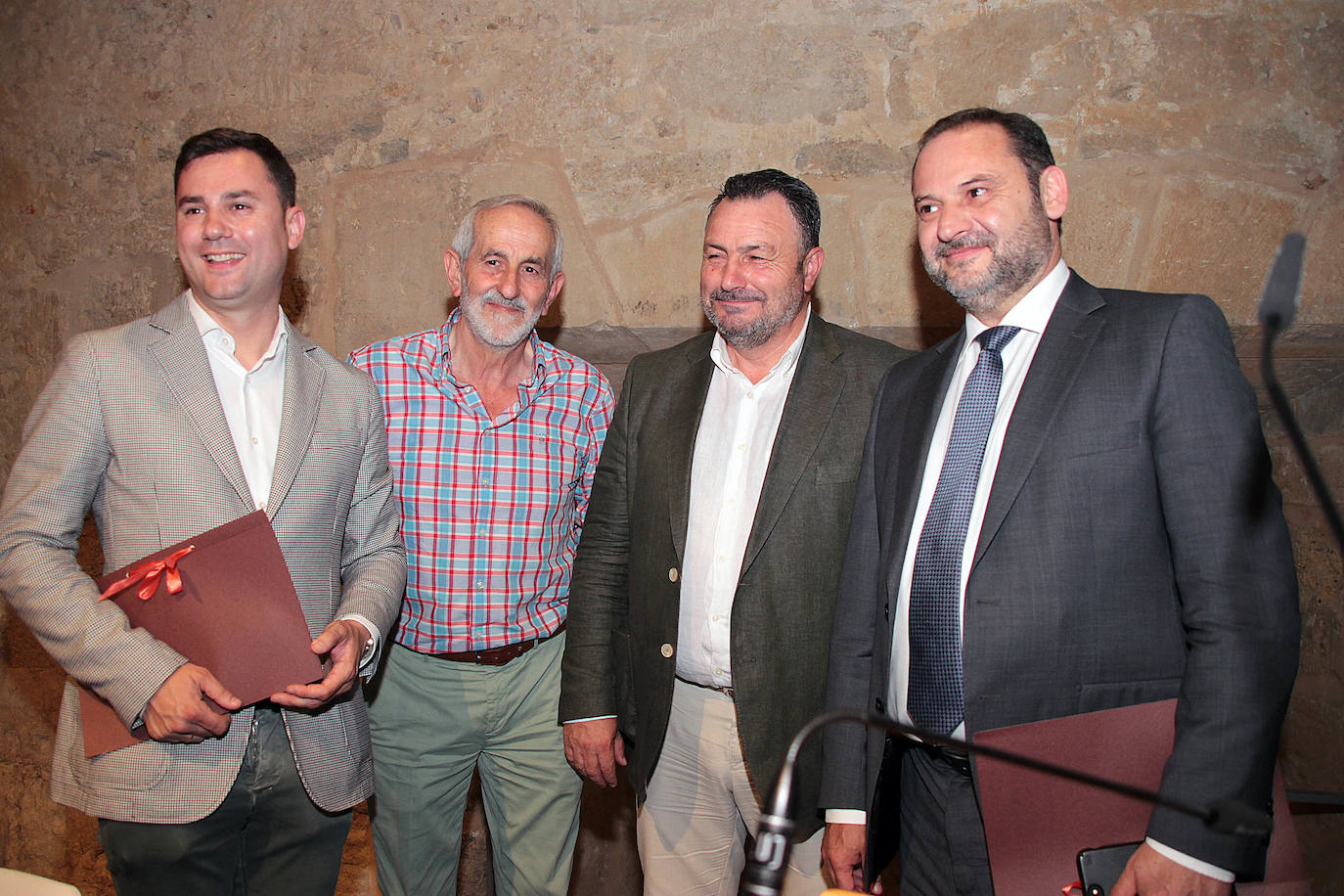 Firma del documento de compromiso entre PSOE y UPL por la Diputación de León