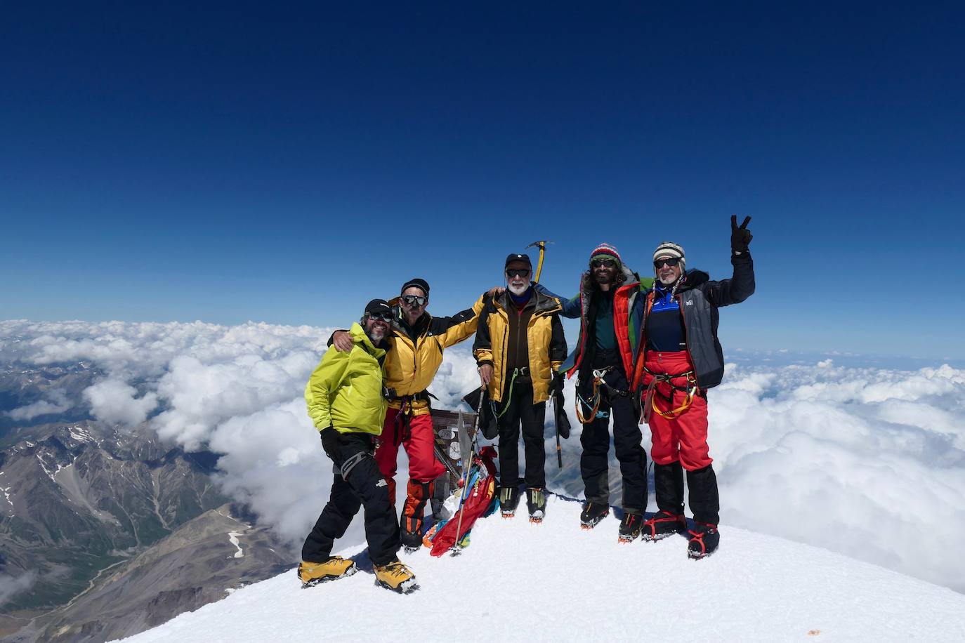 León corona la cima del Elbrus