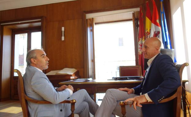 El alcalde felicita a Renfe por elegir León para la gerencia de ancho métrico y la representación institucional