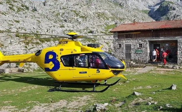 Evacuado en helicóptero un montañero desorientado y deshidratado en Picos de Europa