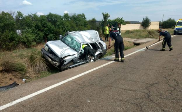 Tres personas resultan heridas tras volcar el vehículo en el que viajaba a su paso por Lorenzana