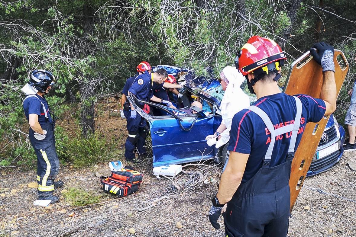 Aparatosa salida de vía en la autopista del Huerna