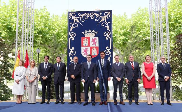 Mañueco pide a los consejeros «implicación total, cercanía con la gente y proximidad en el territorio»