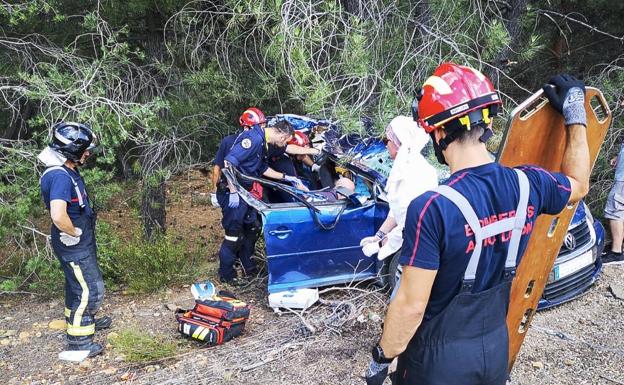 Evacúan al Hospital de León a un matrimonio que salvó la vida de una aparatosa salida de vía en la autopista del Huerna