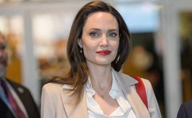 Angelina deja los niños a Brad en vacaciones