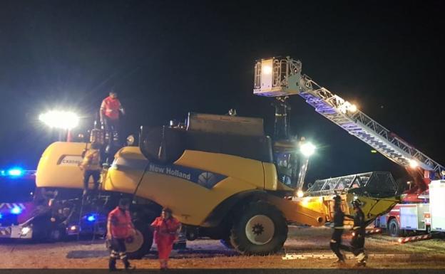 Los bomberos rescatan a un agricultor atrapado en la tolva de una cosechadora en Torrelobatón