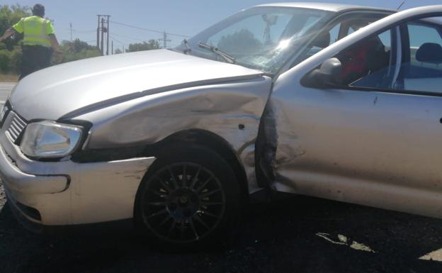 Un coche embiste a otro y deja un herido en el cruce entre la N-120 y Aldea de la Valdoncina