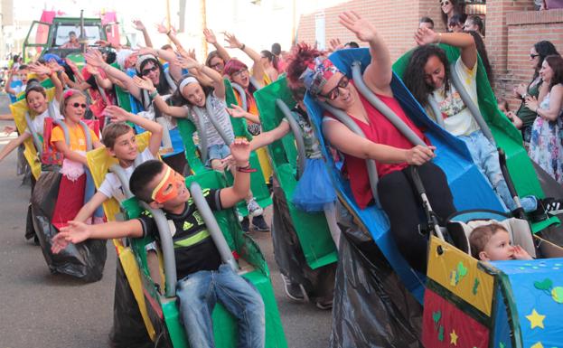 Originalidad y mucha diversión en el desfile de carrozas de Santa Marina del Rey 2019