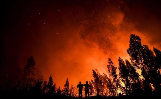Más de mil bomberos luchan contra los incendios en Portugal