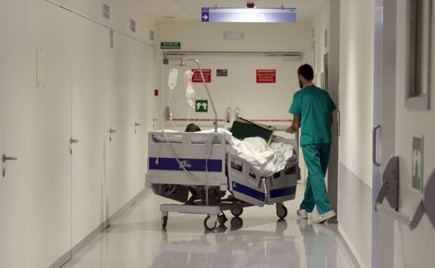 Investigan la muerte de una anciana que se cayó de una camilla en el Hospital Clínico de Valladolid