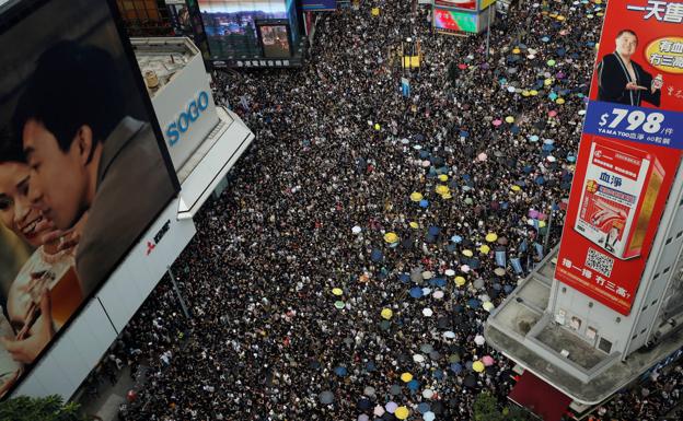 China asegura que el «ataque» contra su oficina en Hong Kong es un «descarado desafío» al Gobierno