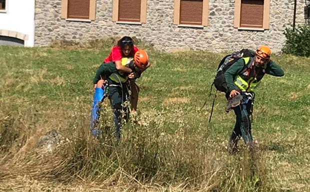 La Guardia Civil rescata a una montañera de 16 años herida en un tobillo en la Vega de Liordes de Picos de Europa