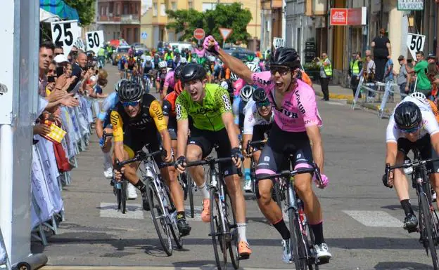 Ángel Fuentes repite triunfo en la segunda etapa de la Vuelta León