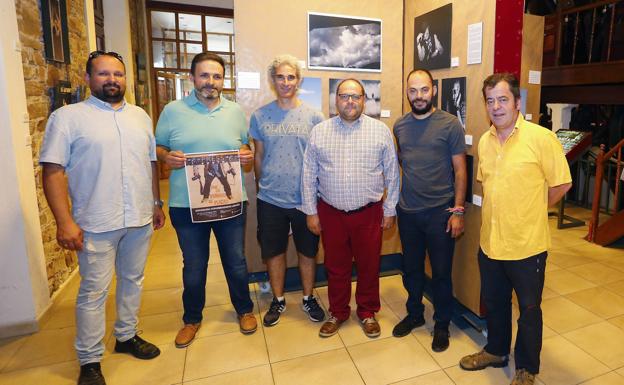 'Por un puñado de placas', el paseo fotoperiodístico por León, llega a La Bañeza