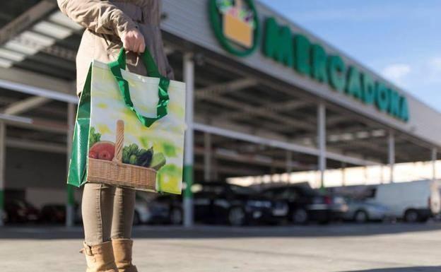 Mercadona busca este verano a jóvenes para trabajos fijos de fin de semana por 895 euros al mes