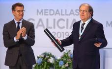 Juan Vicente Herrera subraya la «apuesta por una política que suma» al recibir la Medalla de Galicia