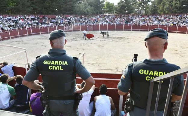 La Guardia Civil mantiene a raya la becerrada de San Rafael, que se desarrolla sin apenas incidentes