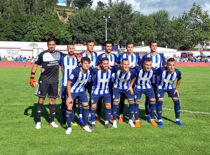 La Ponferradina levanta el título en Navia