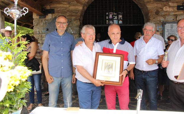 El Centro Galicia nombra mantenedor de la romería de la Cruz de Ferro al intendente de la Policía Municipal de Ponferrada